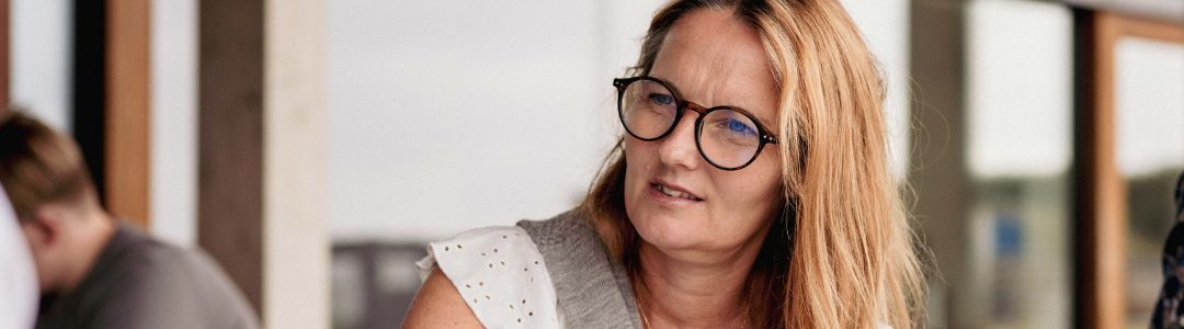 Kvinde taler om om valg af arbejdsmiljørepræsentant