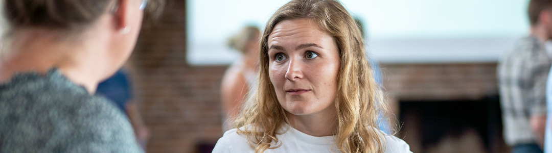 Sørgmodig kvinde taler om stress og skam