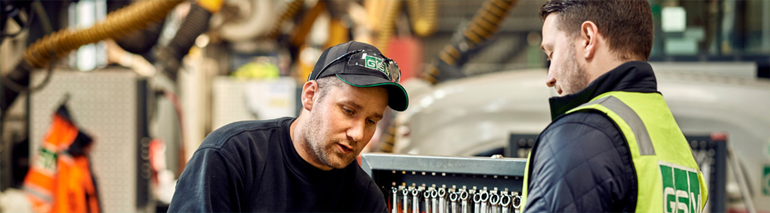 To medarbejdere fra GSV arbejder på værksted