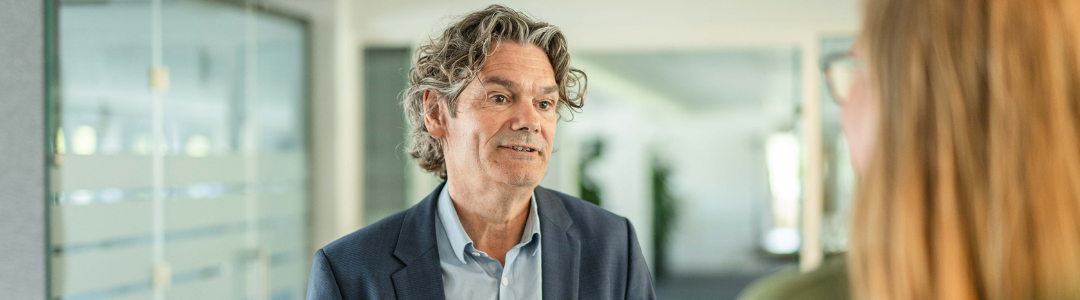 Leder snakker med medarbejder