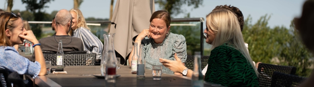 Må jeg også være med_1080x300 Kolleger taler sammen