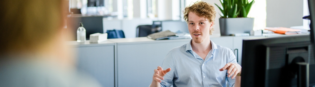 Case Nordic Computer Tre smilende kolleger fra Human House arbejder sammen