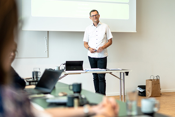 Mandlig leder taler om 360-graders evaluering