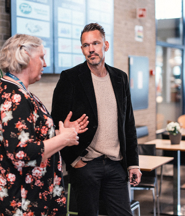 To kolleger taler sammen om diversitetsledelse