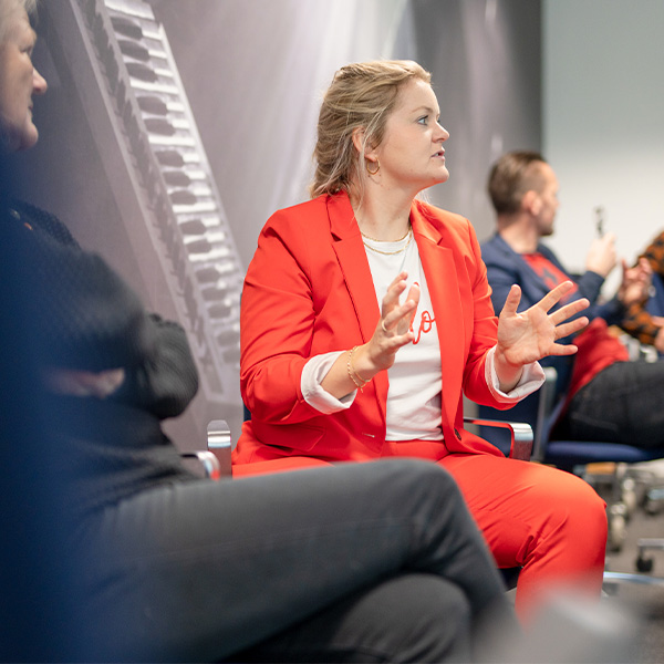 Generation Z - kvinde i rødt jakkesæt