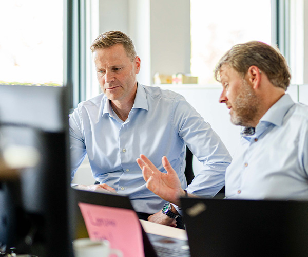 Leder og medarbejder der trives