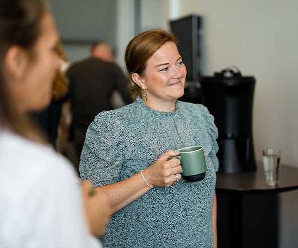Kvinde med kaffekop - godt psykisk arbejdsmiljø