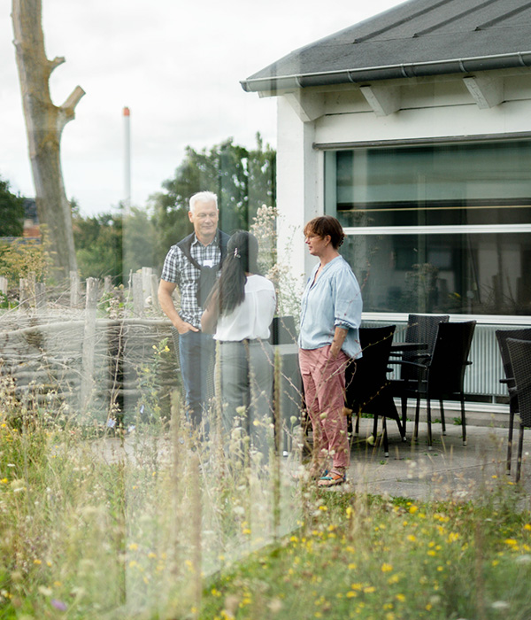 Tre kolleger taler sammen og har et godt arbejdsfællesskab