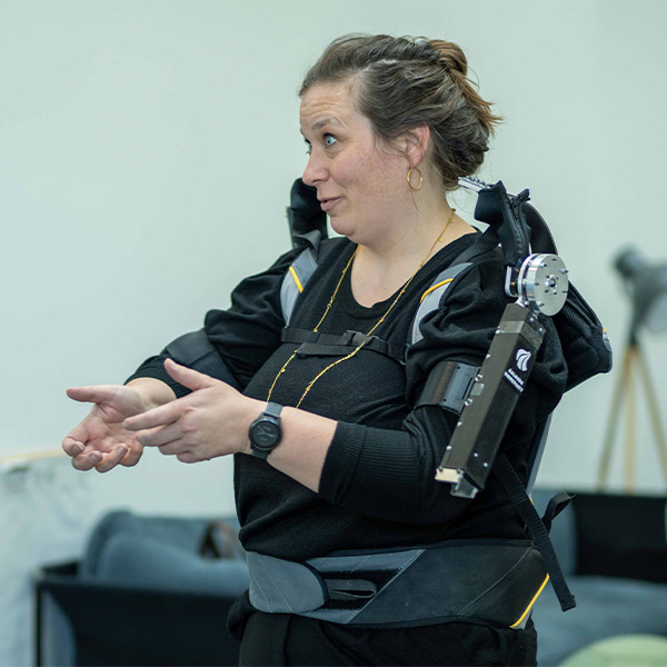 Person afprøver tekniske hjælpemidler