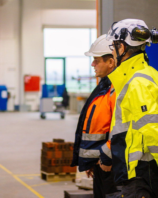 To personer med hjelme i bygge- og anlægsbranchen