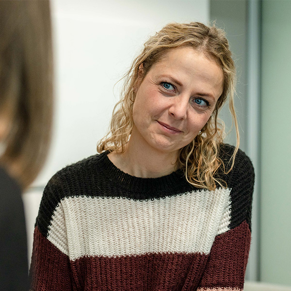 Kvinde får høreundersøgelse pga. dårlig akustik og støj