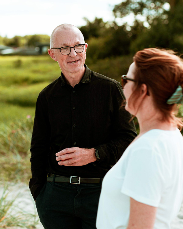 To kolleger taler sammen og har et godt psykisk arbejdsmiljø