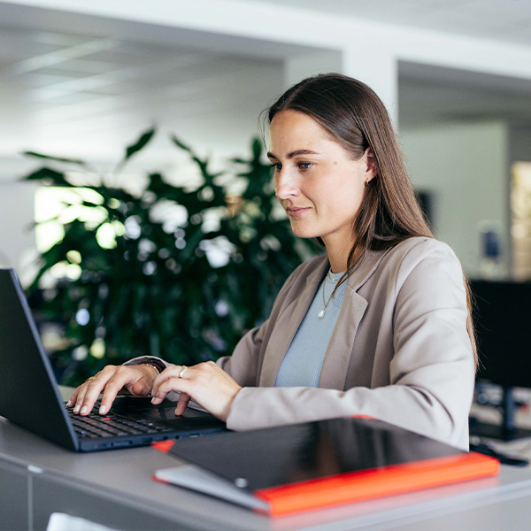 Mand stiller spørgsmål om undersøgelsespåbud fra AT