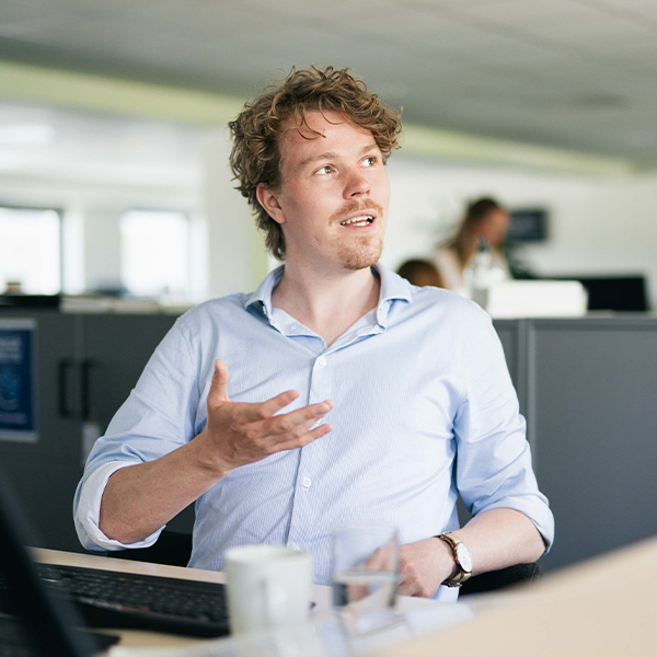 Mand stiller spørgsmål om undersøgelsespåbud fra AT