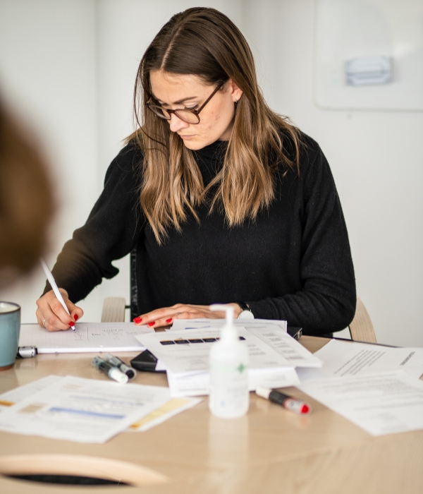 Konsulent laver papirarbejde