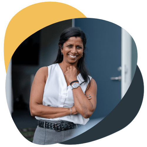 Glad kvinde i netværksmøde