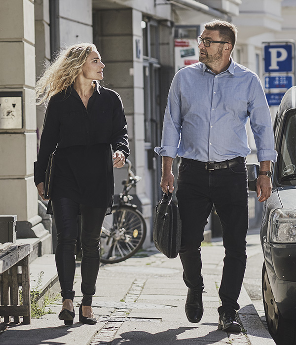 To konsulenter fra Human House går hen ad gade